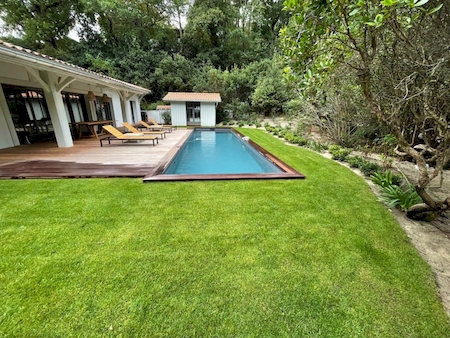 Notre zone d'activité pour ce service Jardinier paysagiste pour l'aménagement paysager devant une maison moderne Le Bouscat 33110